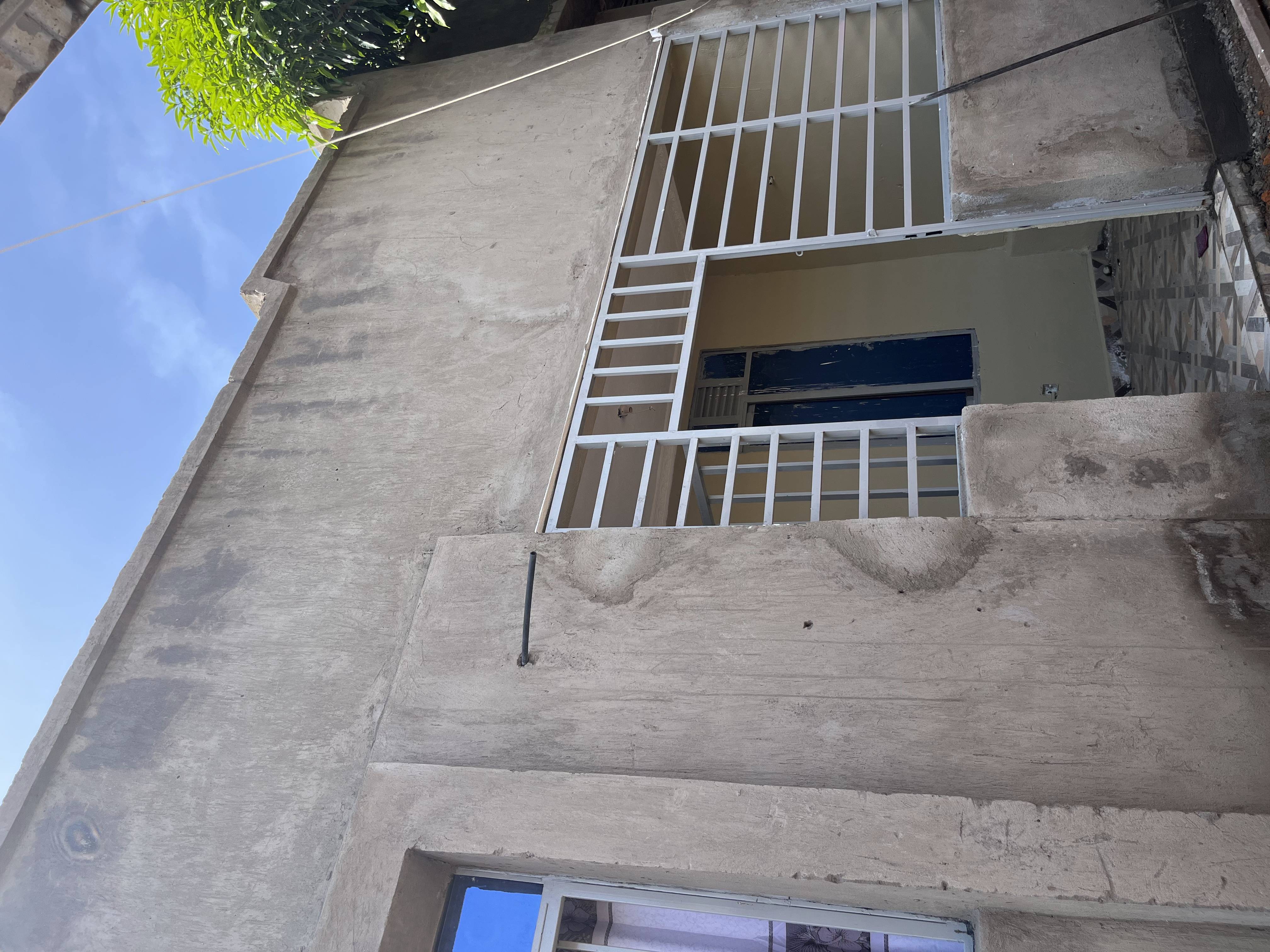A LOUER : MAISON D’UNE CHAMBRES SALON ENTRE BANKOKO ET HOHO